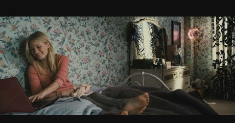 Ashley Hinshaw star free photos