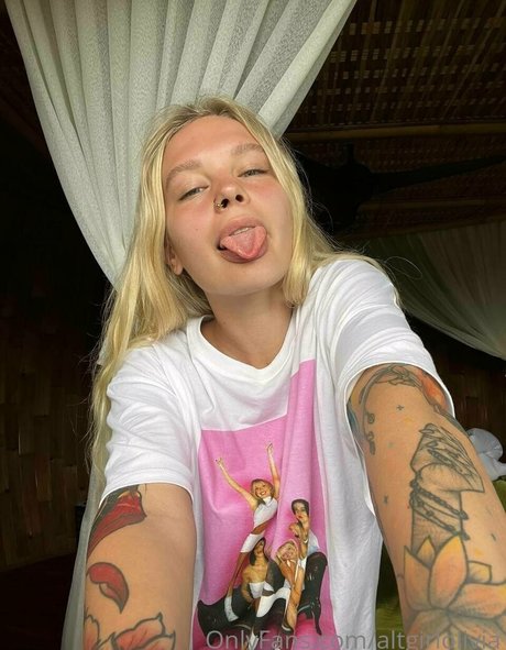 olimooooo star nudes archive