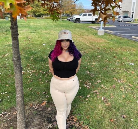 Harlee Queeni sex model pics