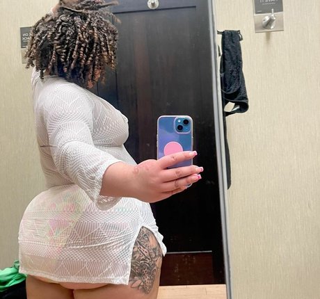 MamiTinkk pornstar nude photos