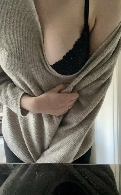 miadelicious model erotic picture