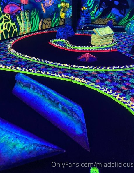 miadelicious model porn gallery