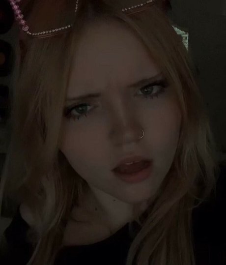 yourstrulysav model naked pic