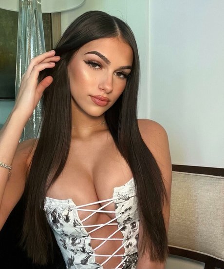 Julia Merekoulias star sexy pics