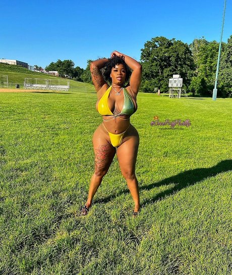 phattgirlcoco erotic model image