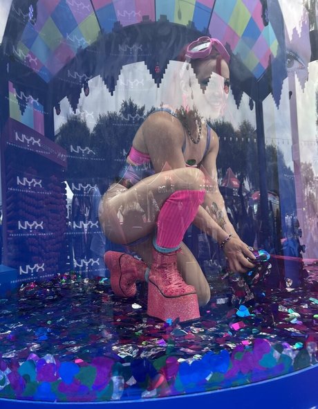 Claire Max exclusive star photo