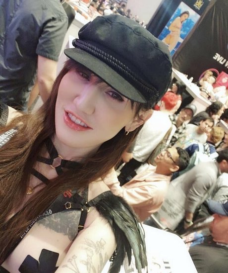 lenamoonxo nude actress pic