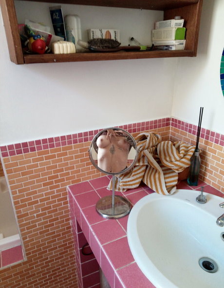 alice inwonderland96 model adult image