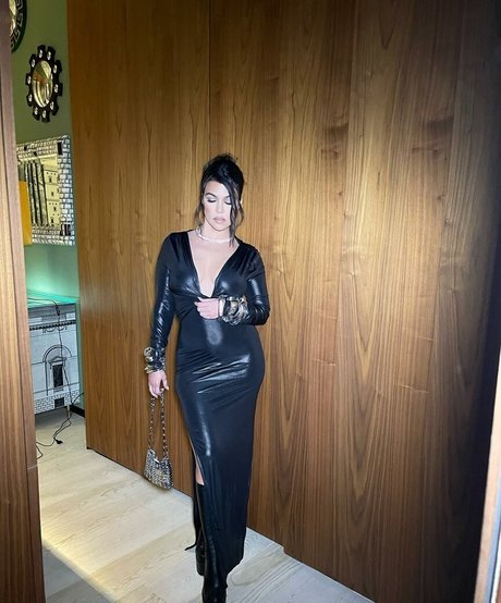 Kourtney Kardashian pornographic model pictures