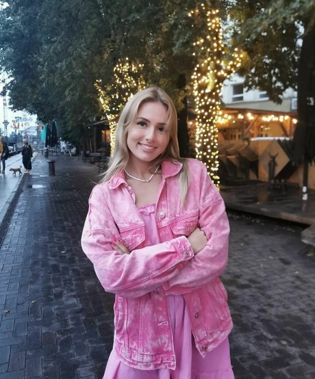 itsSky exclusive model pic