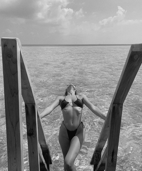 Demi Rawling model adult galleries