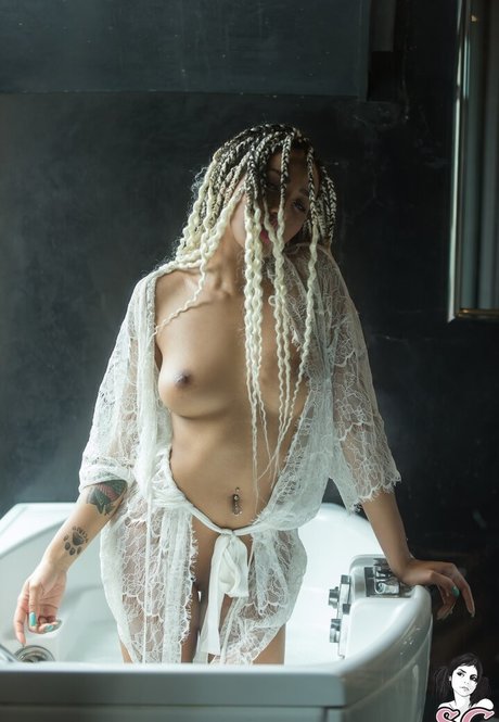 Rikae Crisi erotic model image