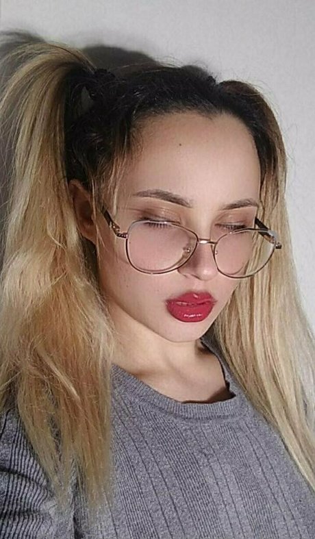 kristin lewis exclusive actress pics