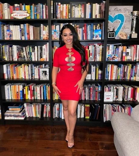 Lulu Reyes model nice image