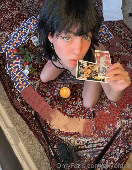 Ally Alden adult model img