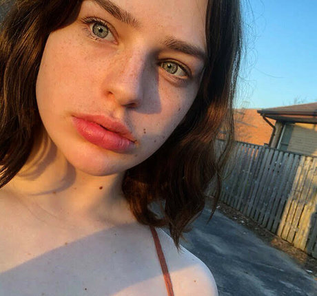 Simple Sprout pretty actress img