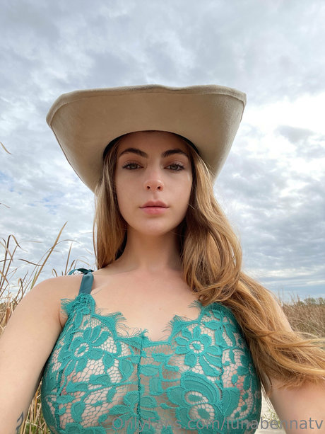 LunaBenna porn actress photo