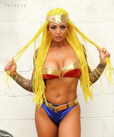 Miss Lindsay Q star nude image