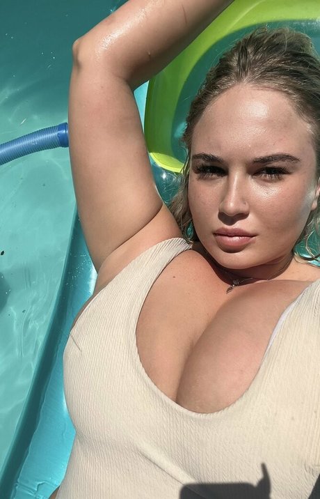 Bbydollgoddess beautiful model pics