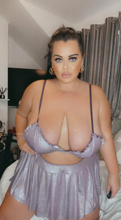 Curvykb hot actress picture