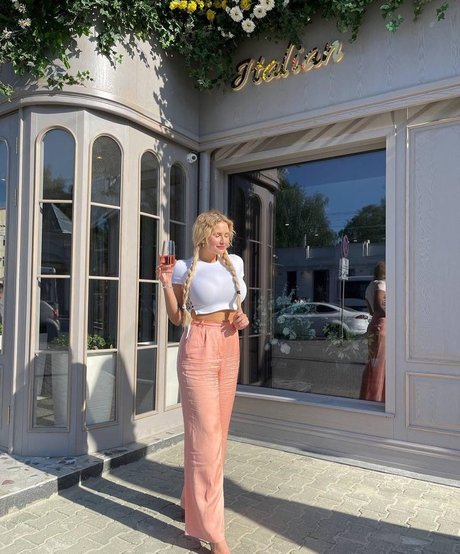 Merelin nude model pics