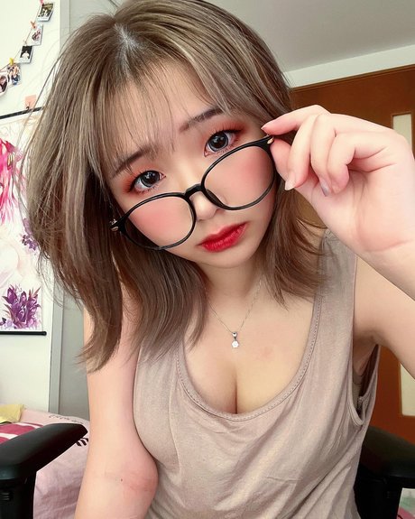 Akaei Ray sexy star img