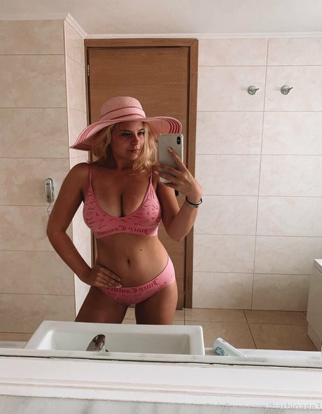 Apollonia Llewellyn pretty pornstar pictures