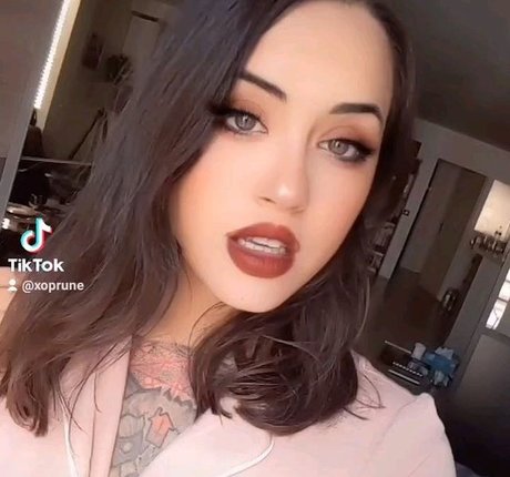 Prunette naked actress img