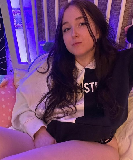 brattyrin model exclusive photo