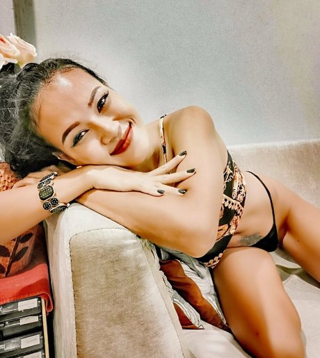 Yourgoldfish hot model image