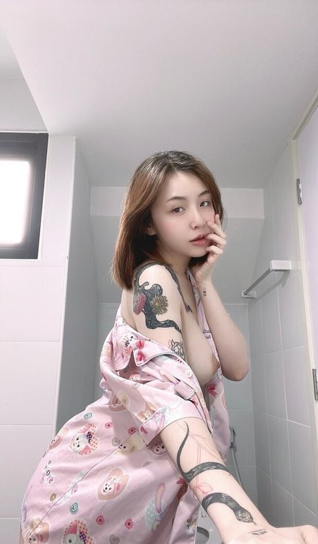 b saya naked actress pictures