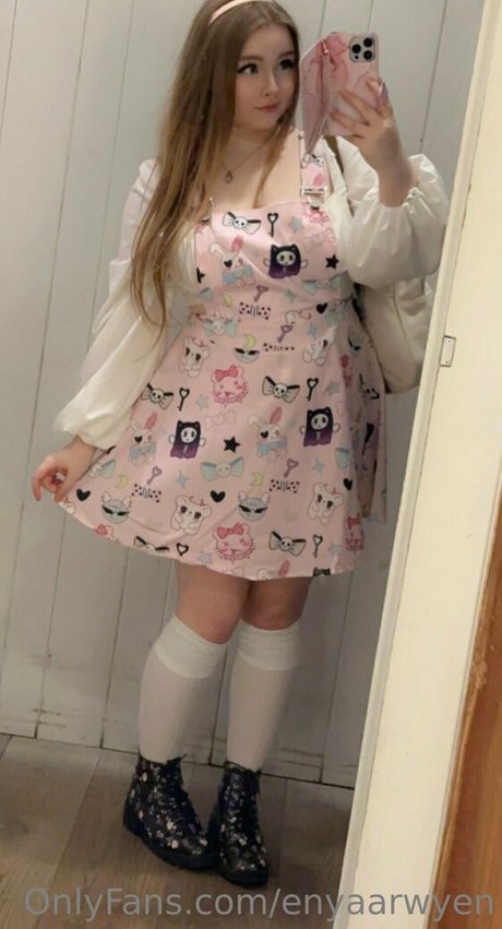 Enyaarwyen beautiful actress pics