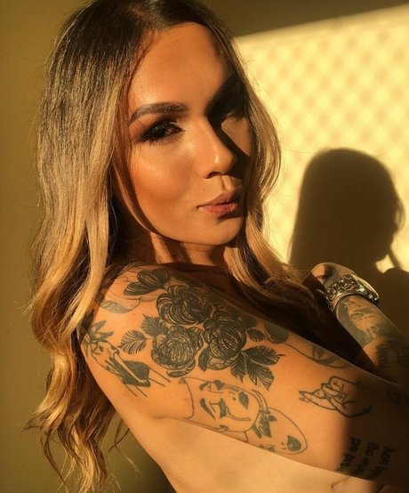 bruninhatgirl perfect model img