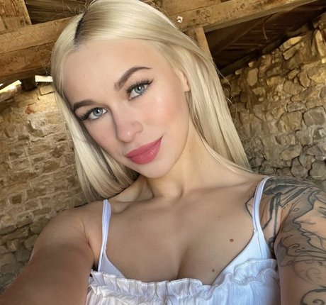 lindseyparanormal star naked galleries