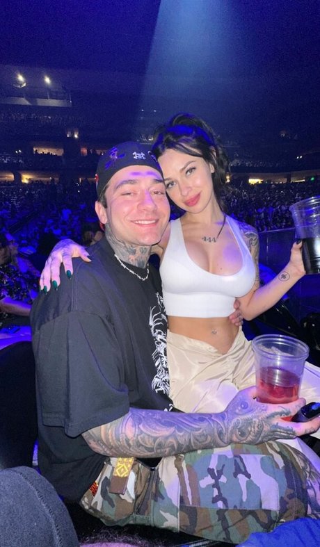 lindseyparanormal model perfect pic