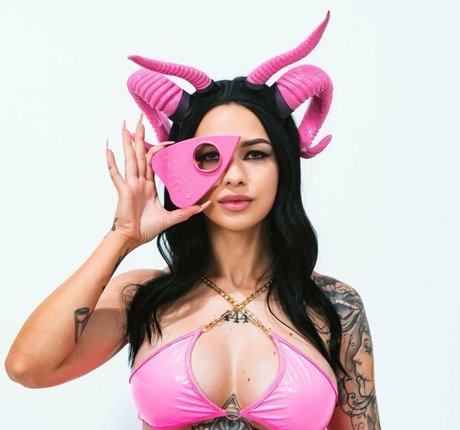 lindseyparanormal naked actress gallery