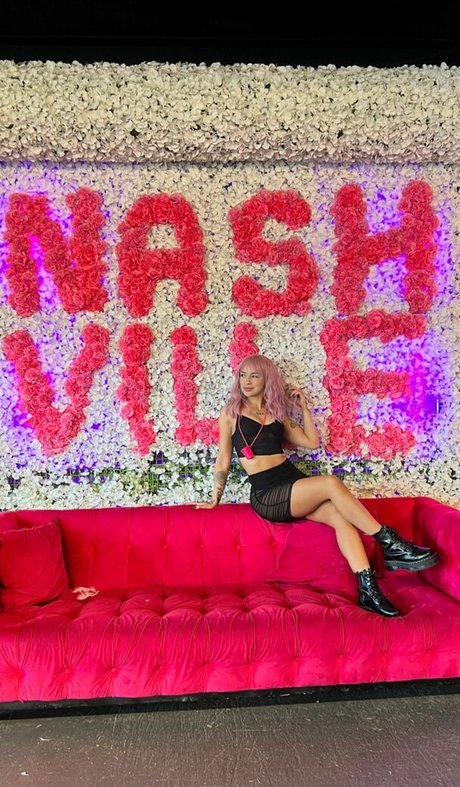 lindseyparanormal adult model picture