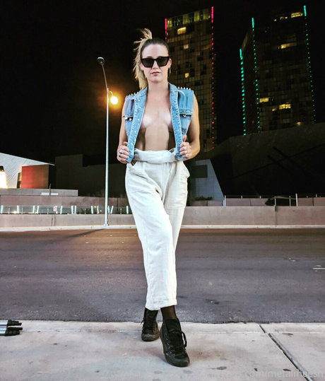 metalmeesh naked model gallery