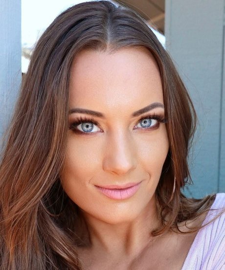 Britney Marie exclusive star images