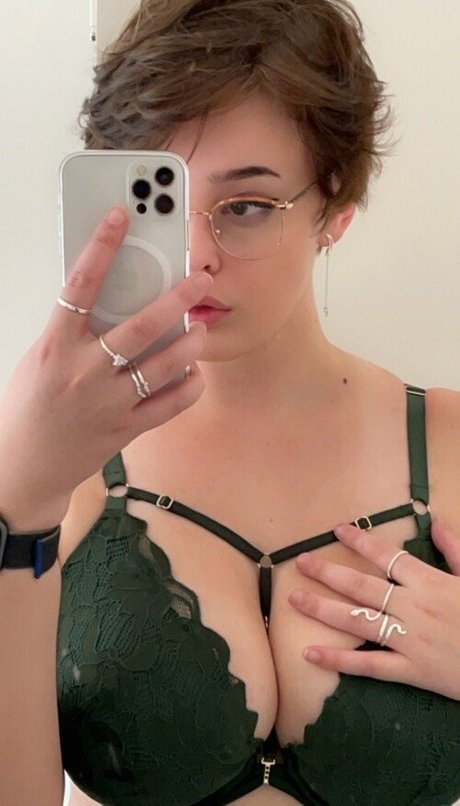 BitterBritt model art images