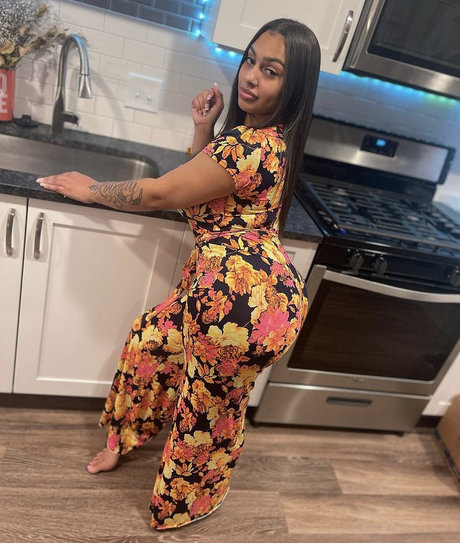 FineAssYonna star exclusive picture