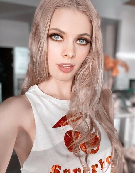 Sophie Sparks top model image