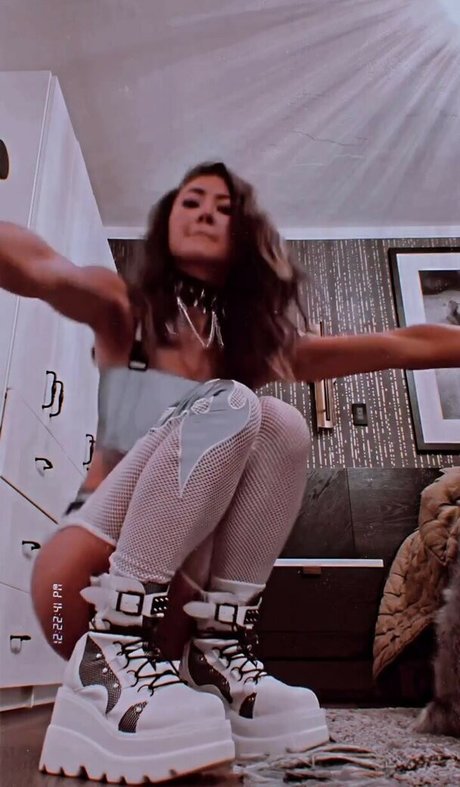 Kimiko Glenn naked model image