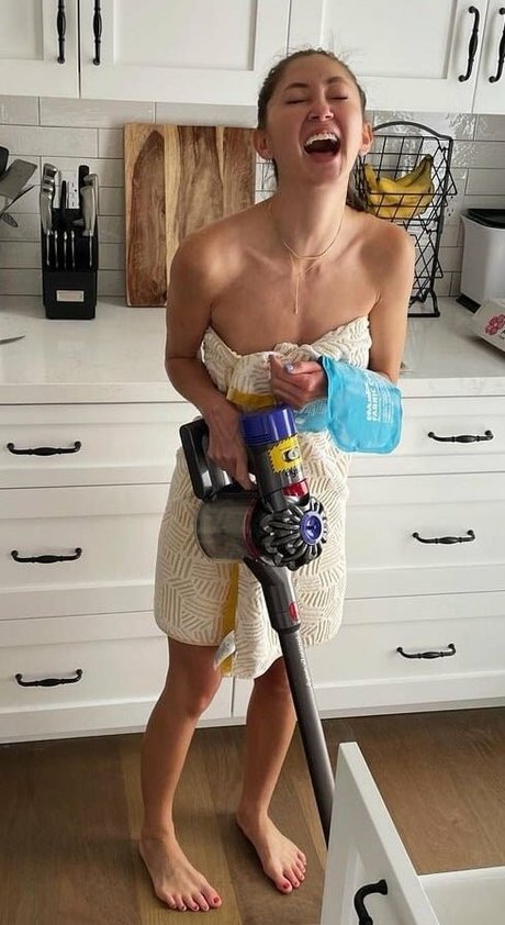 Kimiko Glenn nice star photos