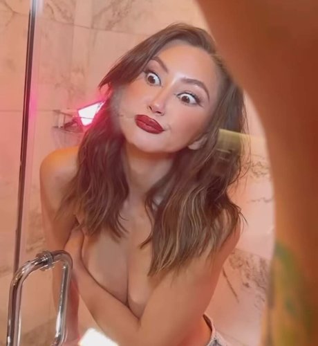 Kimiko Glenn nudes actress photo