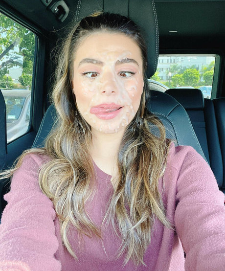 Miranda Cosgrove hot actress img