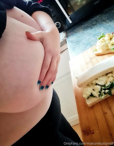 maturebustymom nudes model photo