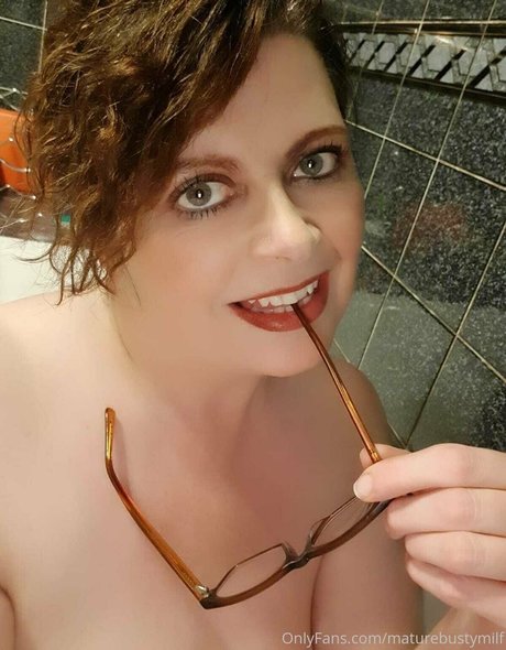 maturebustymom naked model img