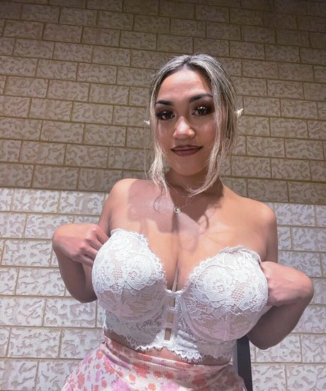 Shaikyla Haumu model top img