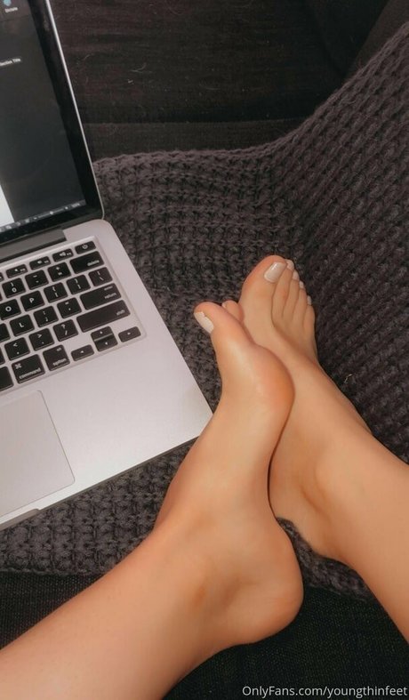 unigirlfeet pornographic model photo